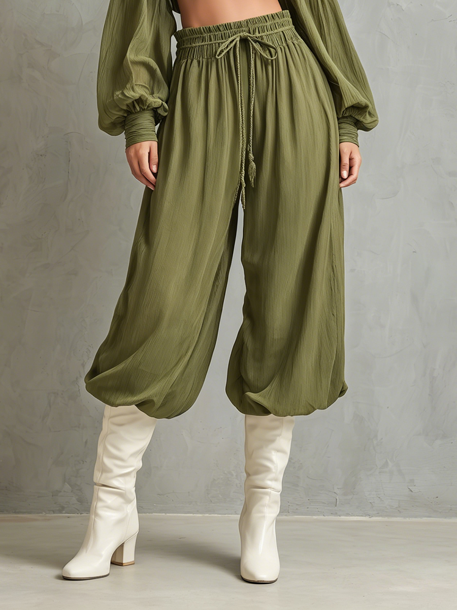 Aliénor - Ensemble Crop Top à Col Montant, Épaules Dégagées et Pantalons Harem Courts en Coton-Lin Vert
