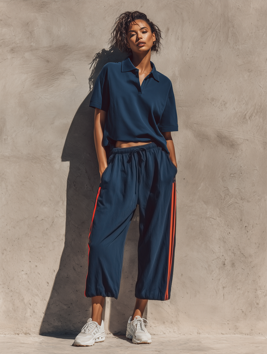 Salomé - Ensemble de Polo à Manches Courtes Ample en Marine pour Femmes & Pantalons Jogging Court à Rayures Orange avec Taille Élastique et Cordons