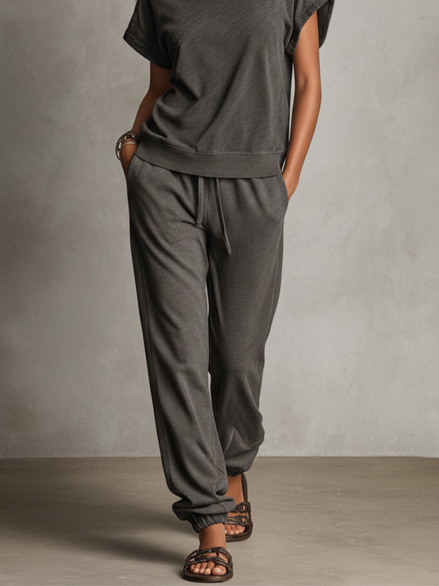 Capucine - Ensemble assorti en tricot texturé gris cendré avec haut à trou d'épaule asymétrique et joggers avec poches, ensemble contemporain polyvalent à deux pièces