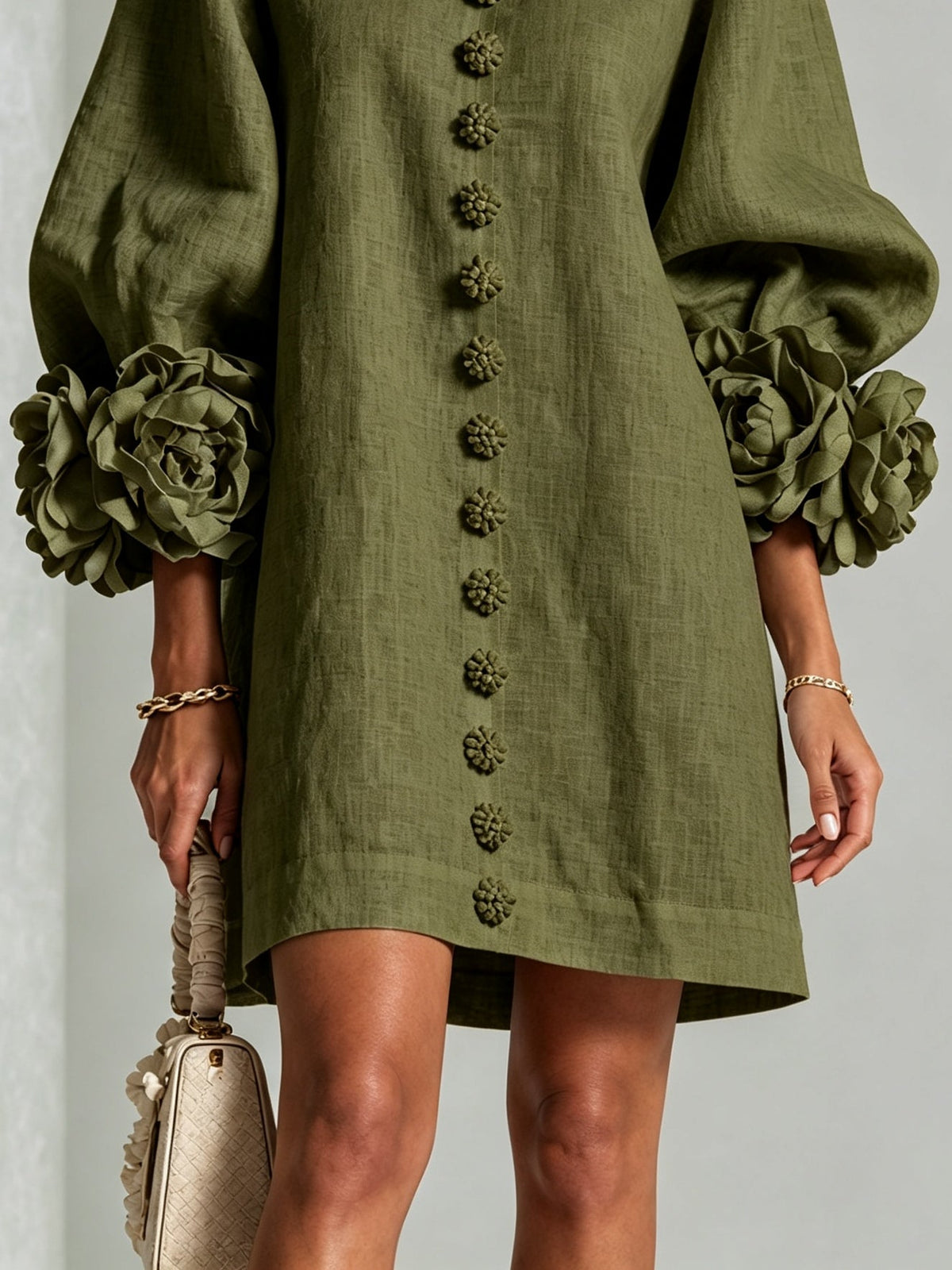 Huguette - Robe courte à boutons floraux olive et manches fleuries spectaculaires