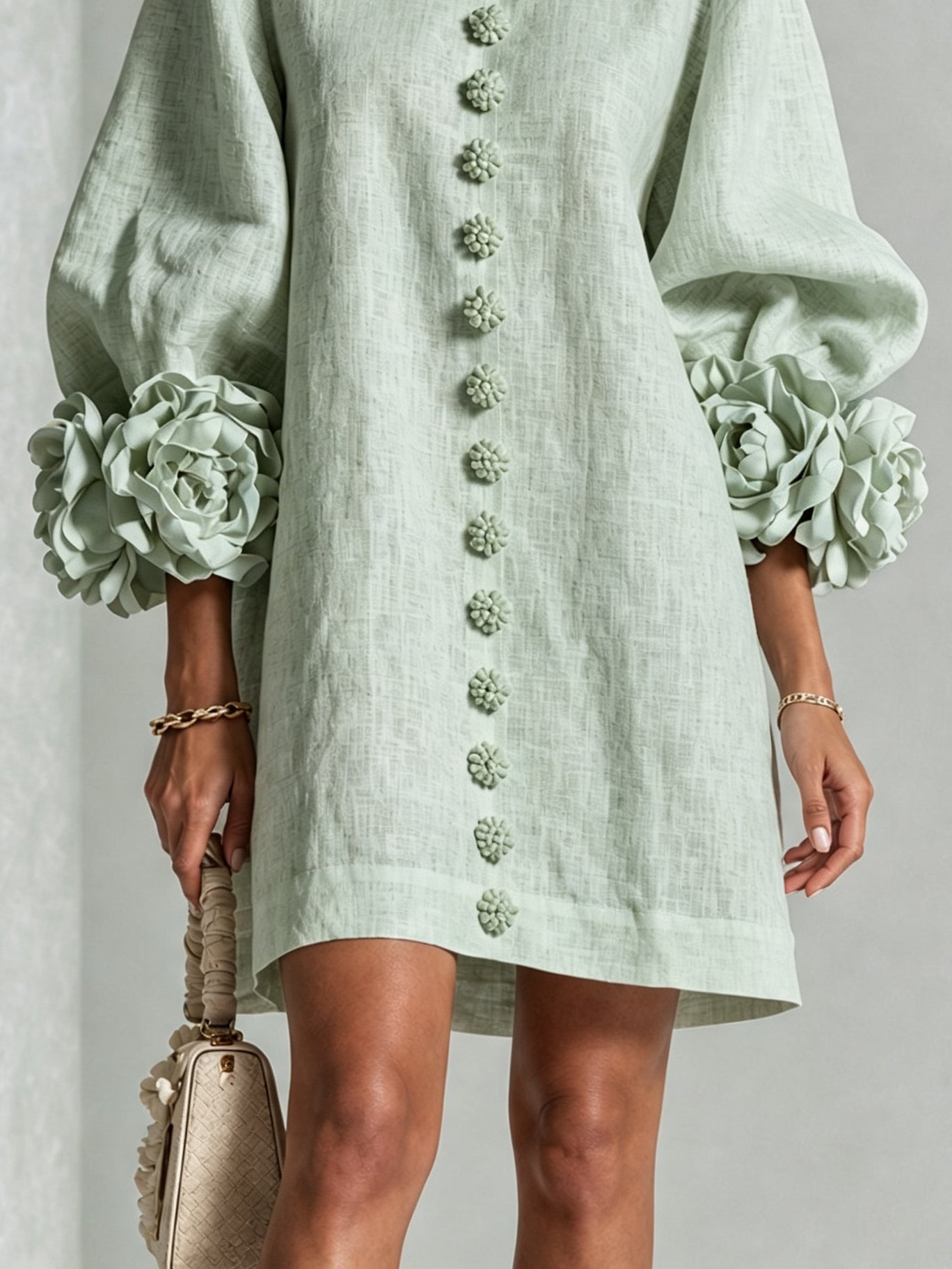 Micheline - Robe courte boutonnée à imprimé floral vert sauge et manches fleuries spectaculaires
