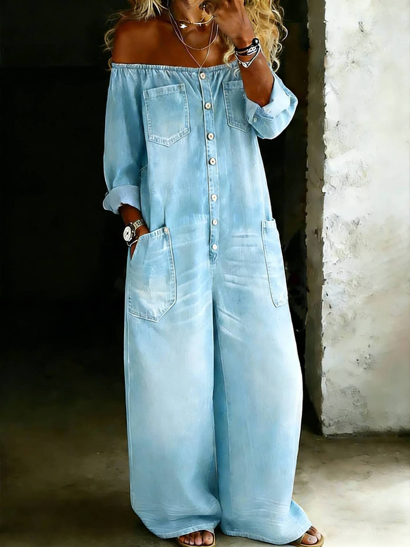 Yvonne | Combinaison en denim lavé à épaule dénudée et à un bouton à la mode
