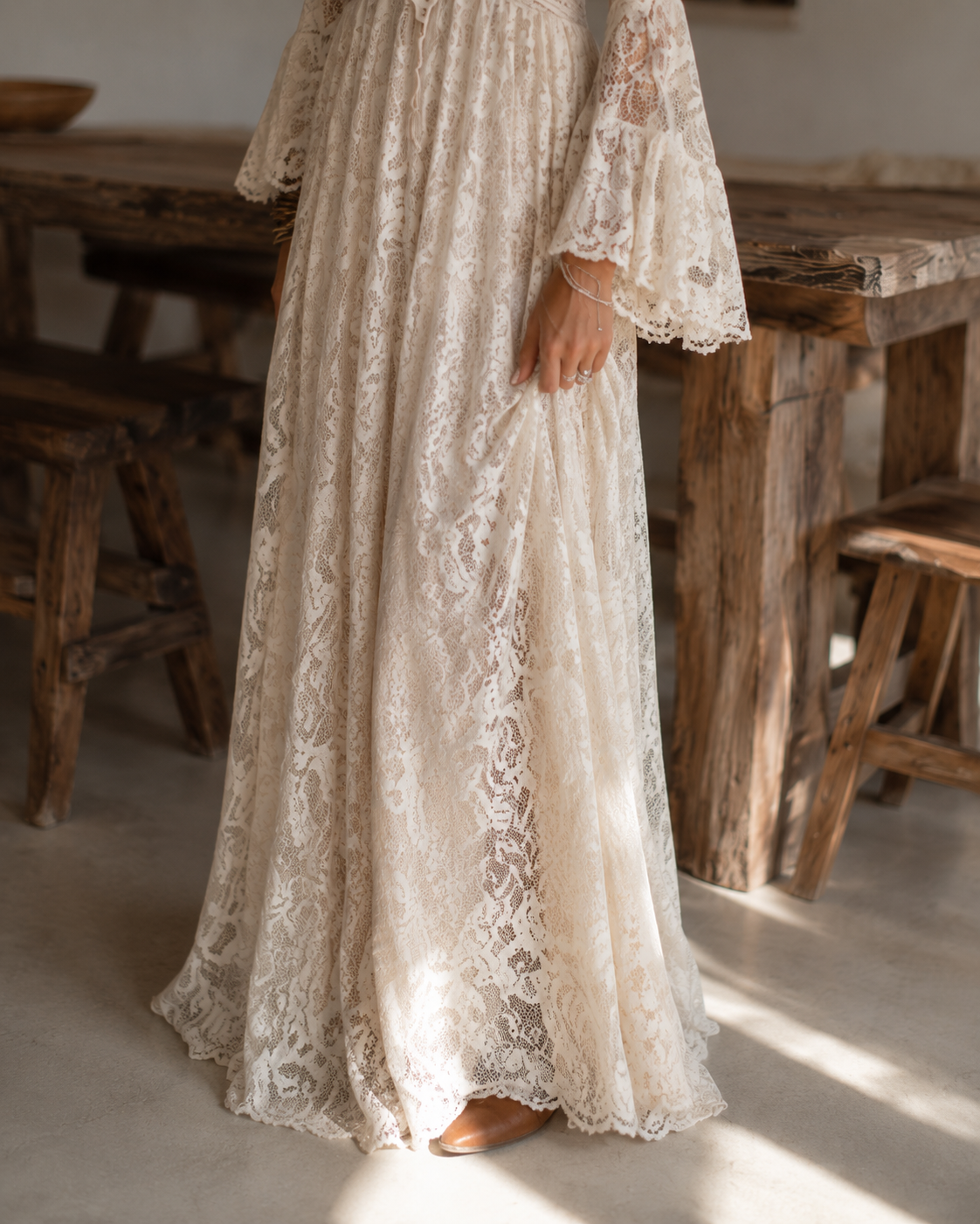 Léontine | Robe Maxi en Dentelle avec Manches Évasées, Ivoire