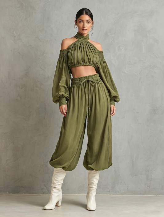 Aliénor - Ensemble Crop Top à Col Montant, Épaules Dégagées et Pantalons Harem Courts en Coton-Lin Vert