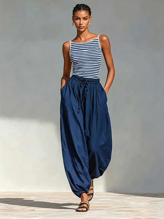 Apolline - Ensemble Deux Pièces en Mélange de Coton Rayé Marine et Blanc avec Top à Bretelles à Col Carré et Pantalons Jogger Harem à Cordon