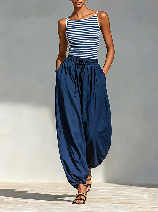 Apolline - Ensemble Deux Pièces en Mélange de Coton Rayé Marine et Blanc avec Top à Bretelles à Col Carré et Pantalons Jogger Harem à Cordon