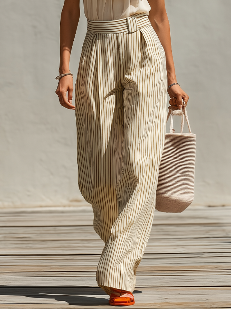 Ysé - Ensemble Deux-Pièces Crème & Beige Avec Top Camisole Sans Manches Volanté et Pantalons Large à Rayures Taille Haute