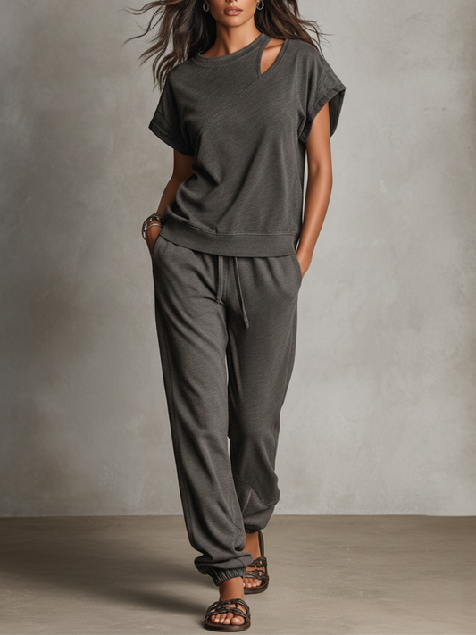 Capucine - Ensemble assorti en tricot texturé gris cendré avec haut à trou d'épaule asymétrique et joggers avec poches, ensemble contemporain polyvalent à deux pièces