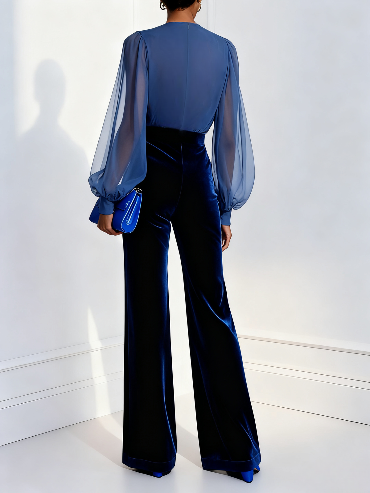 Jumpsuit en velours bleu à manches longues et décolleté en V