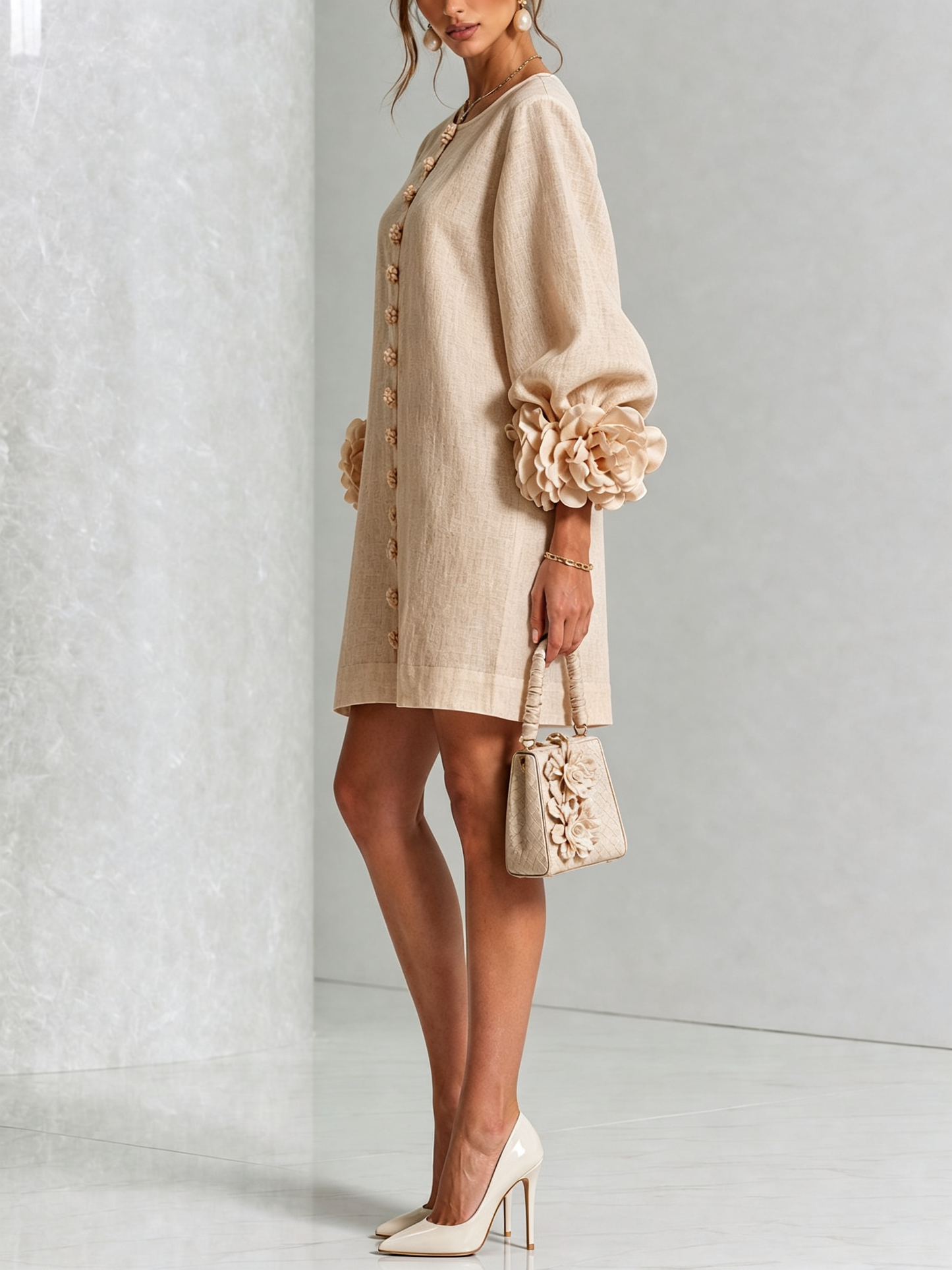 Armelle - Robe courte beige à fleurs et manches fleuries spectaculaires