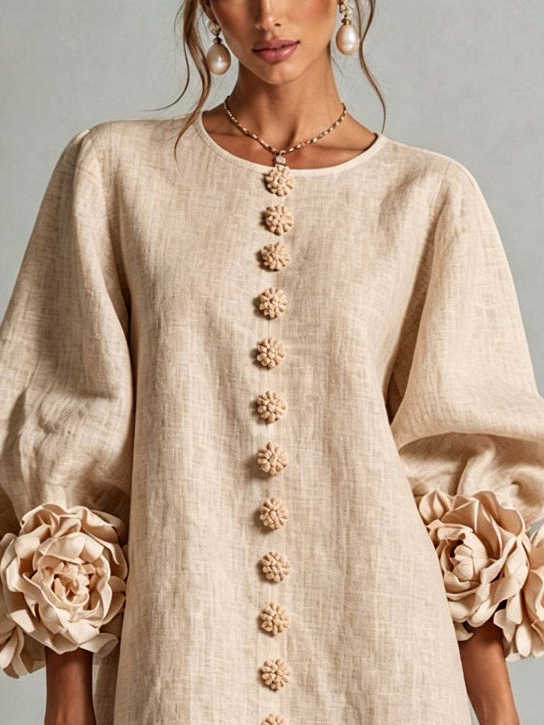 Armelle - Robe courte beige à fleurs et manches fleuries spectaculaires