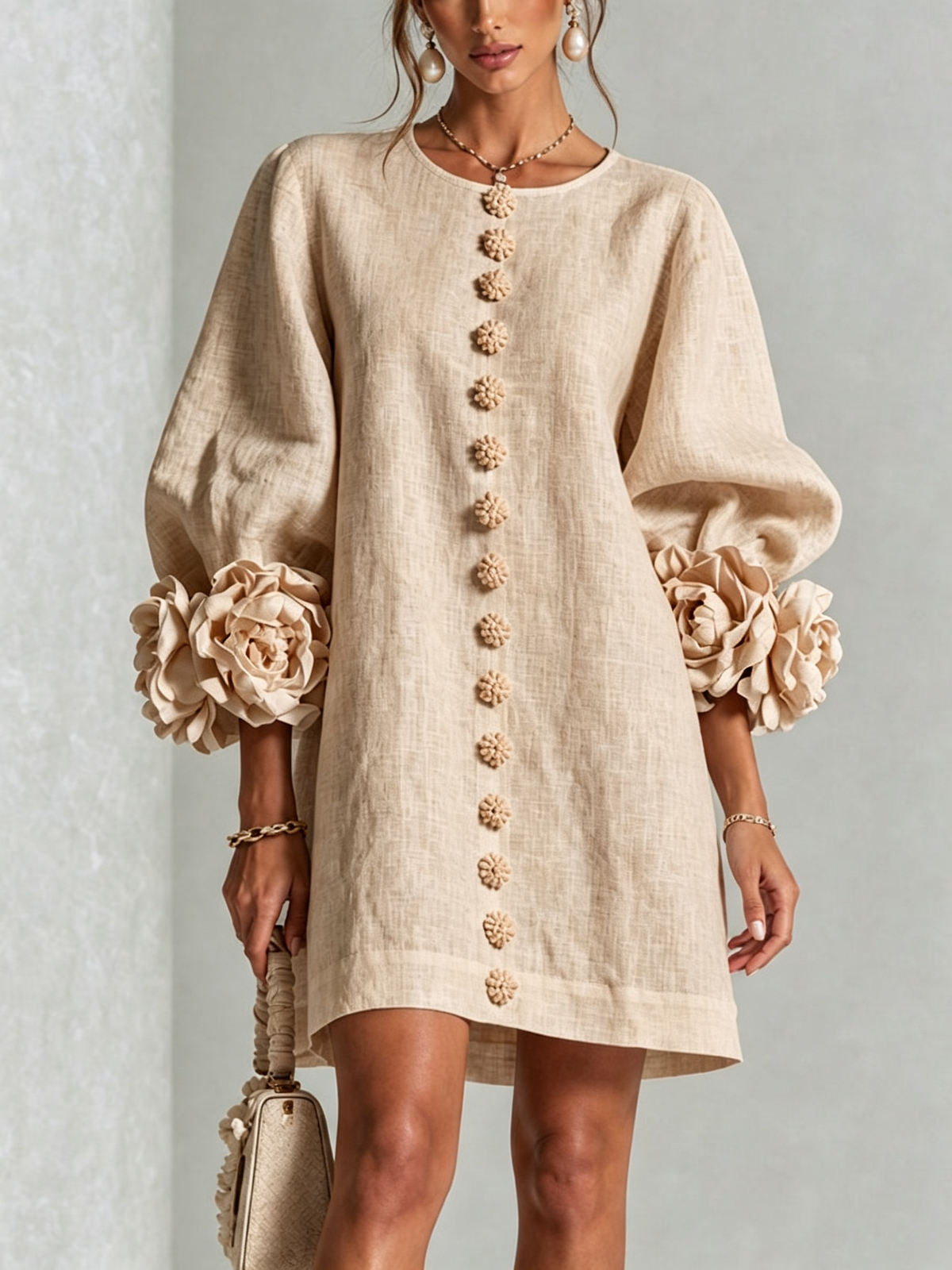 Armelle - Robe courte beige à fleurs et manches fleuries spectaculaires