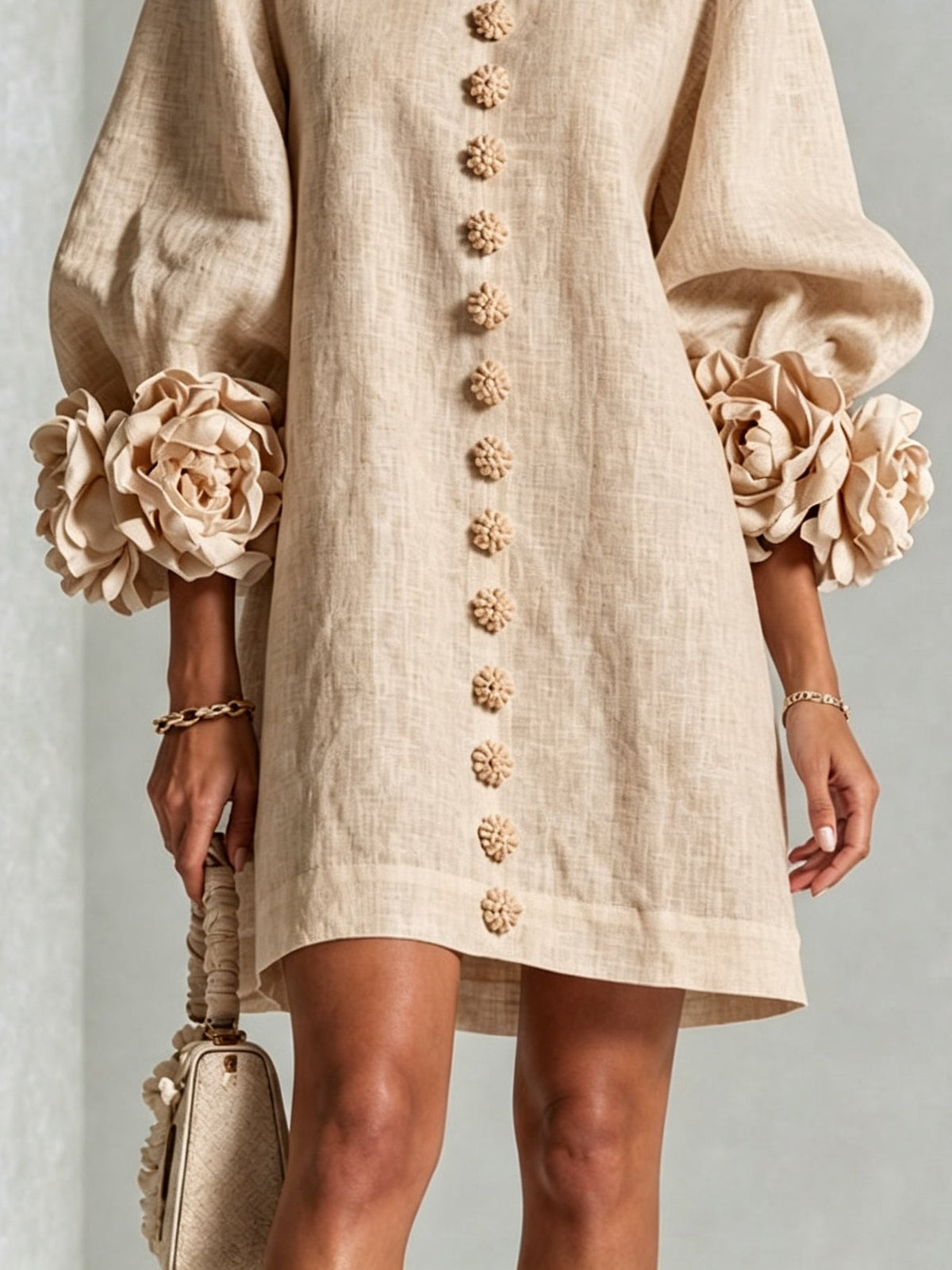 Armelle - Robe courte beige à fleurs et manches fleuries spectaculaires
