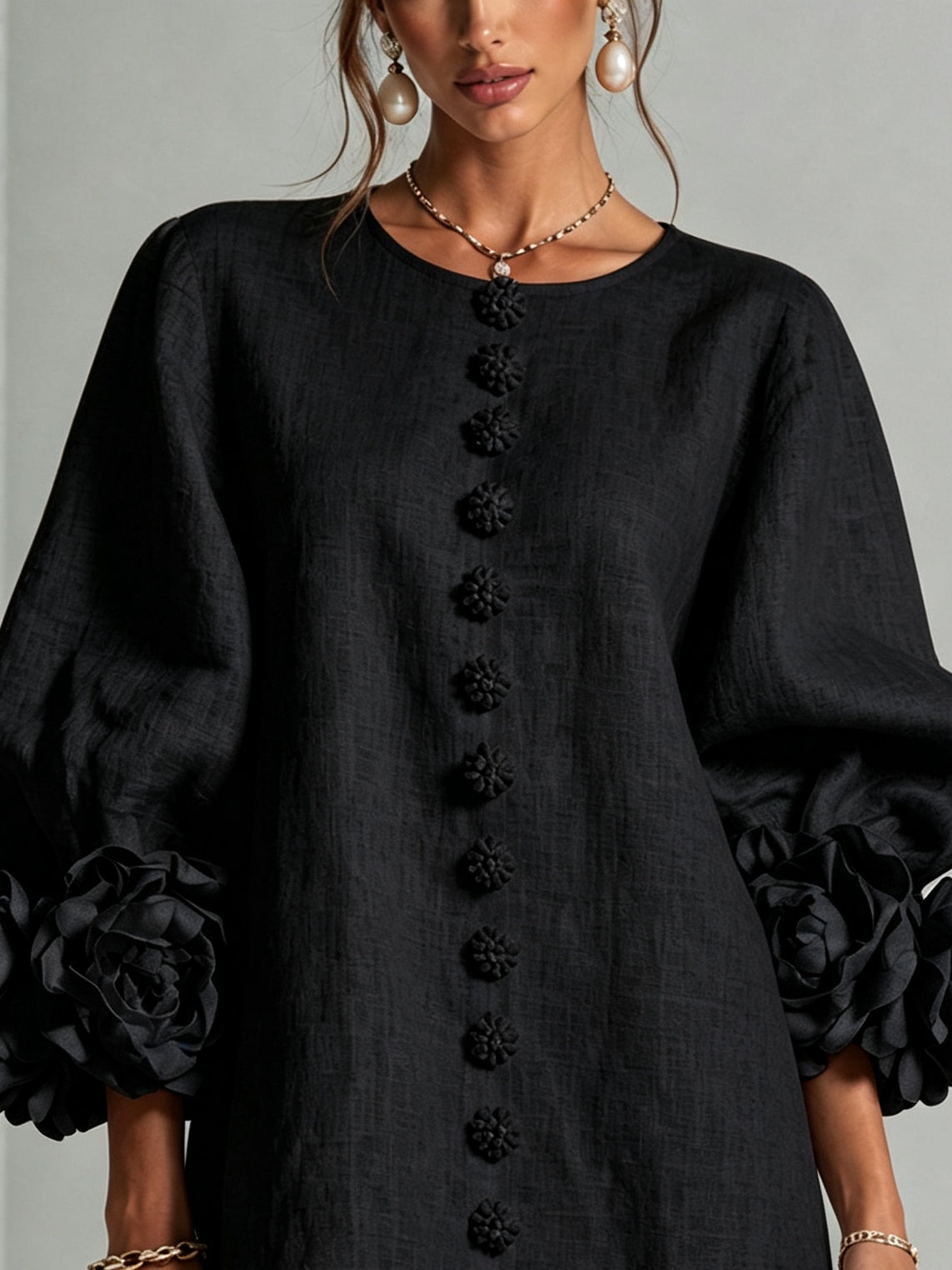 Simone - Robe courte boutonnée à imprimé floral noir et manches fleuries spectaculaires