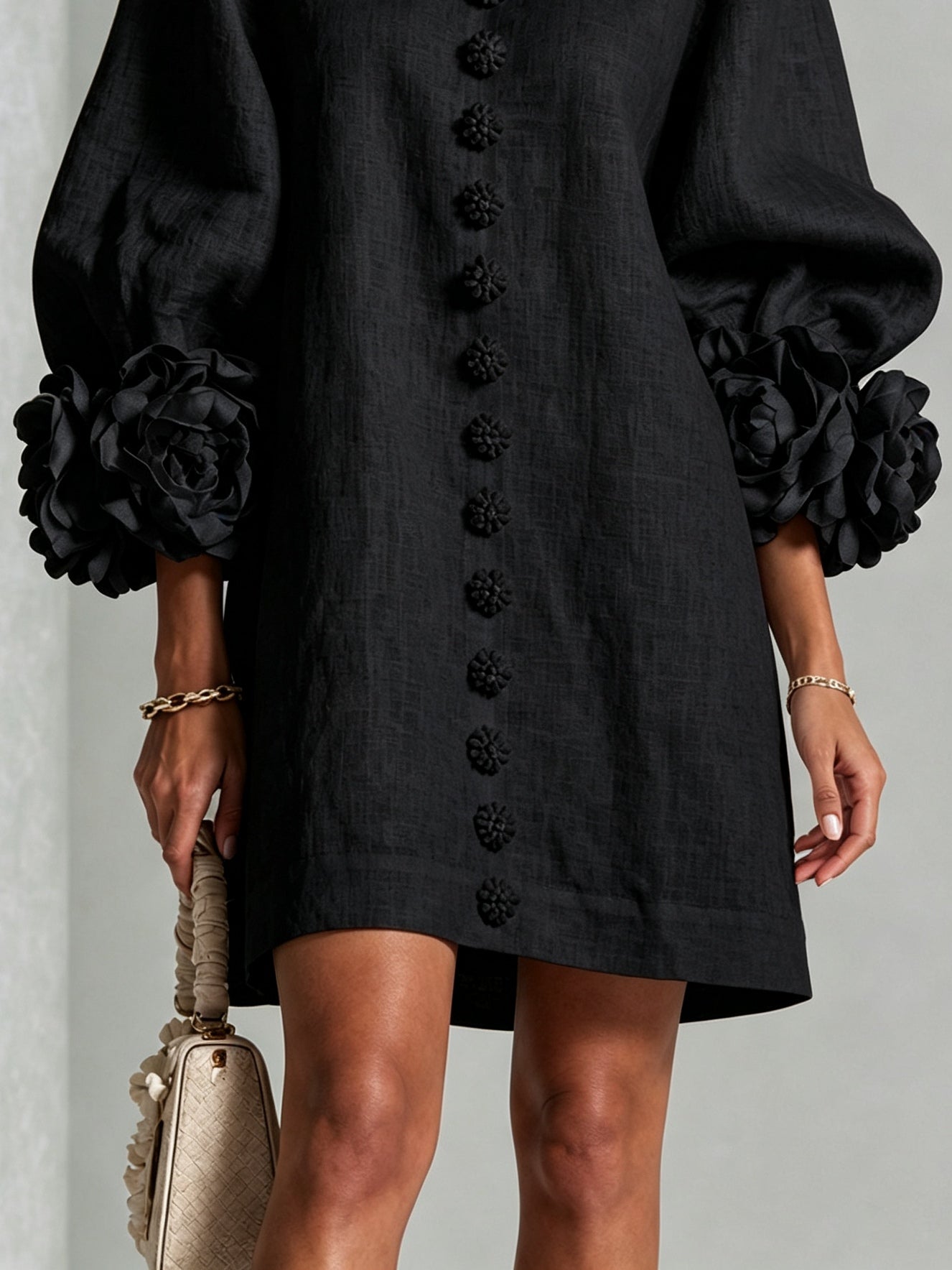 Simone - Robe courte boutonnée à imprimé floral noir et manches fleuries spectaculaires