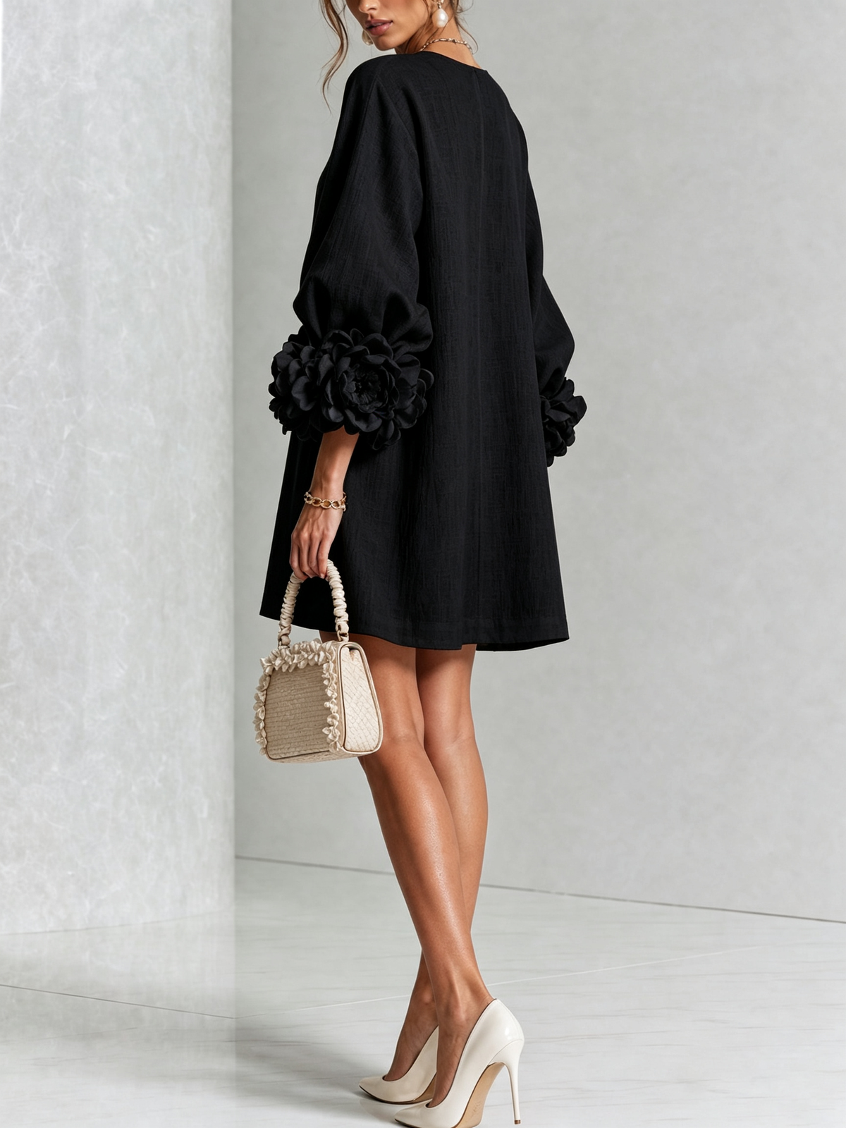Simone - Robe courte boutonnée à imprimé floral noir et manches fleuries spectaculaires