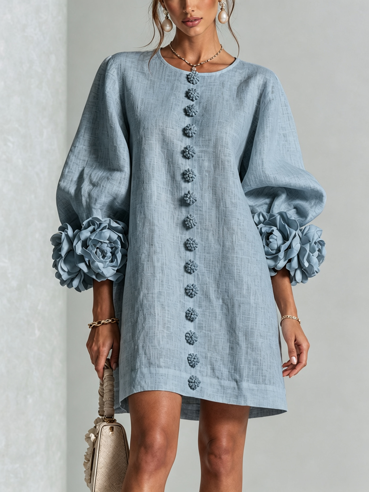 Marguerite - Robe courte boutonnée à imprimé floral blanc et poignets fleuris spectaculaires