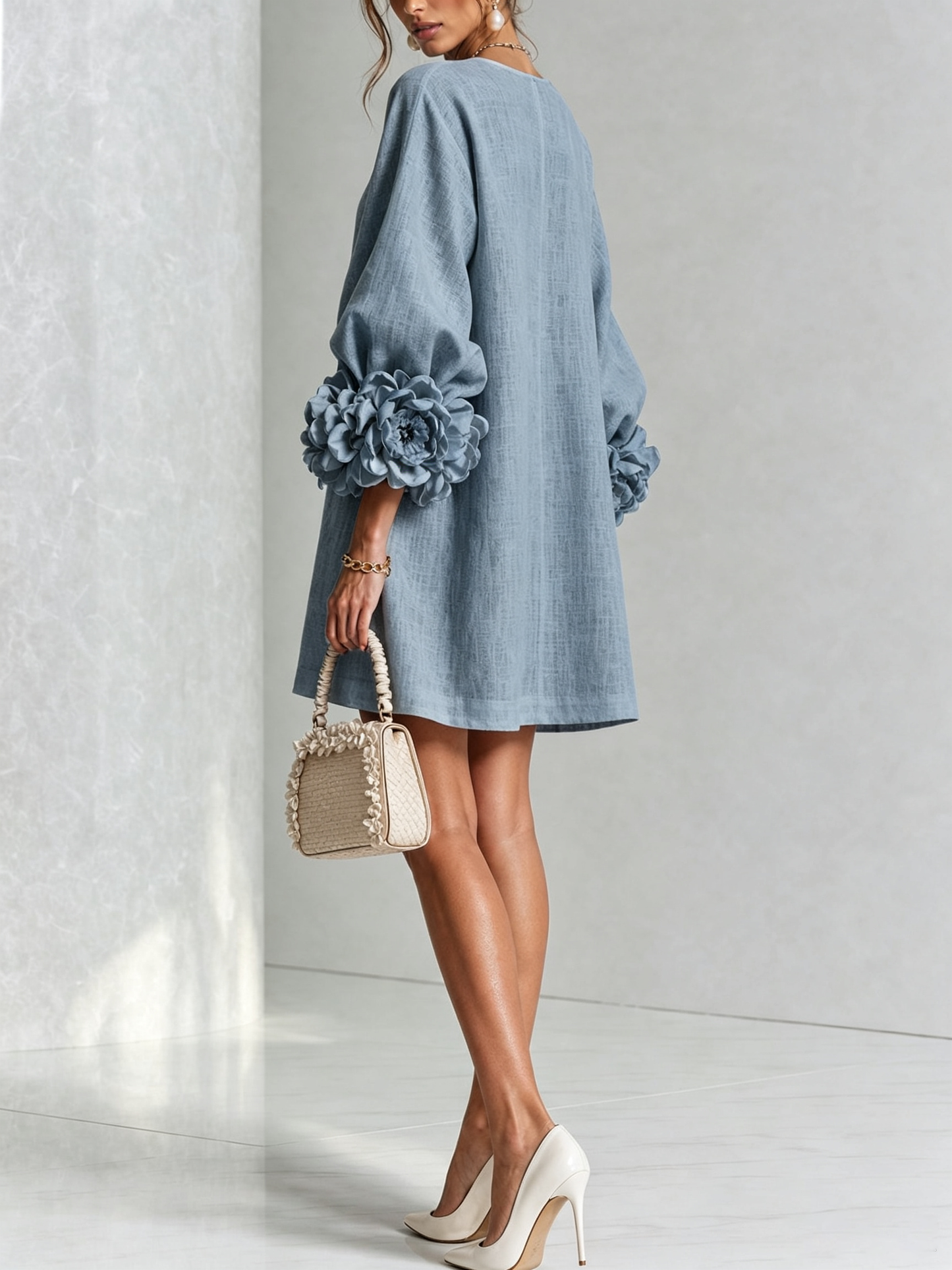 Marguerite - Robe courte boutonnée à imprimé floral blanc et poignets fleuris spectaculaires