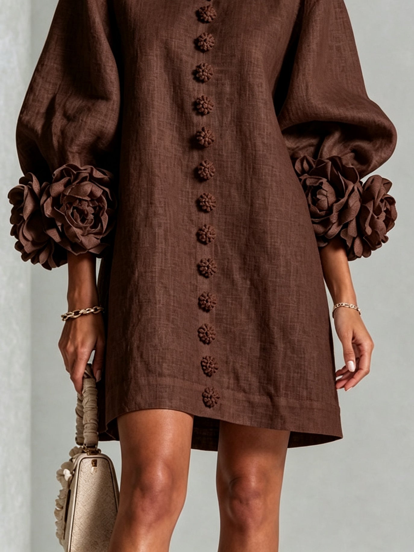 Cosette - Robe courte boutonnée à imprimé floral chocolat et manches fleuries spectaculaires