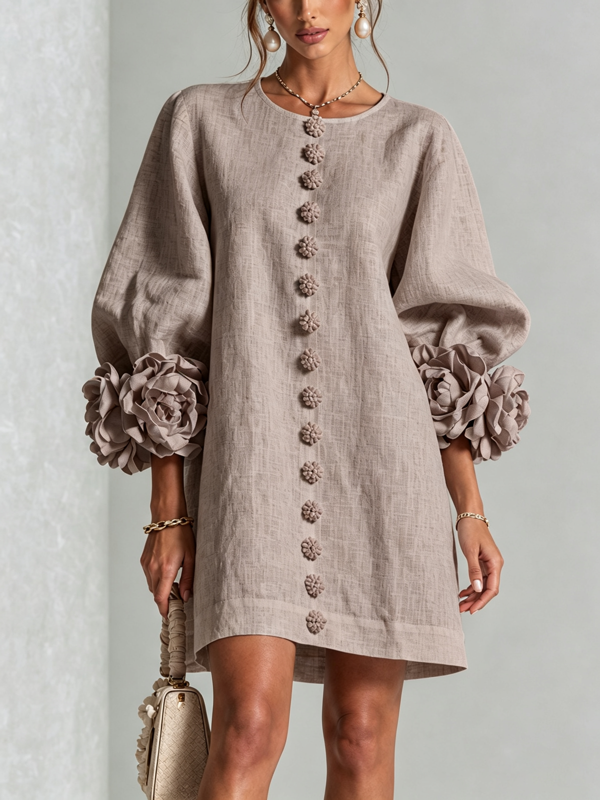 Marguerite - Robe courte boutonnée à imprimé floral blanc et poignets fleuris spectaculaires