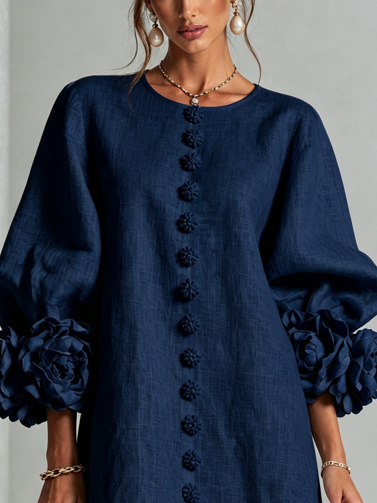Odette - Robe courte boutonnée à imprimé floral bleu marine et manches fleuries spectaculaires
