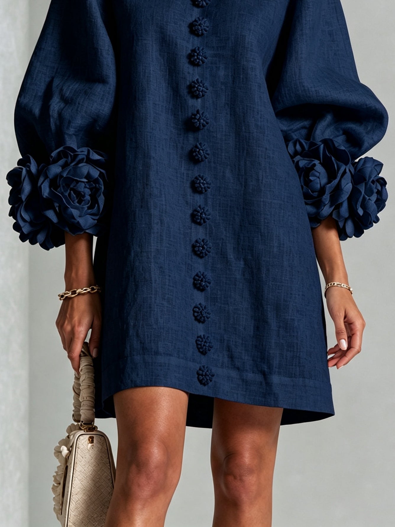 Odette - Robe courte boutonnée à imprimé floral bleu marine et manches fleuries spectaculaires