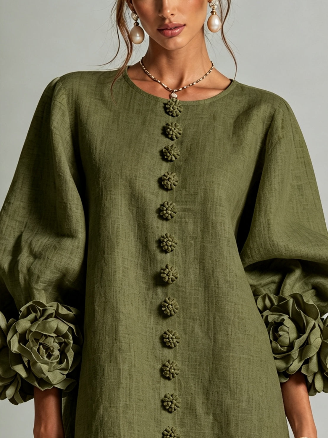Huguette - Robe courte à boutons floraux olive et manches fleuries spectaculaires
