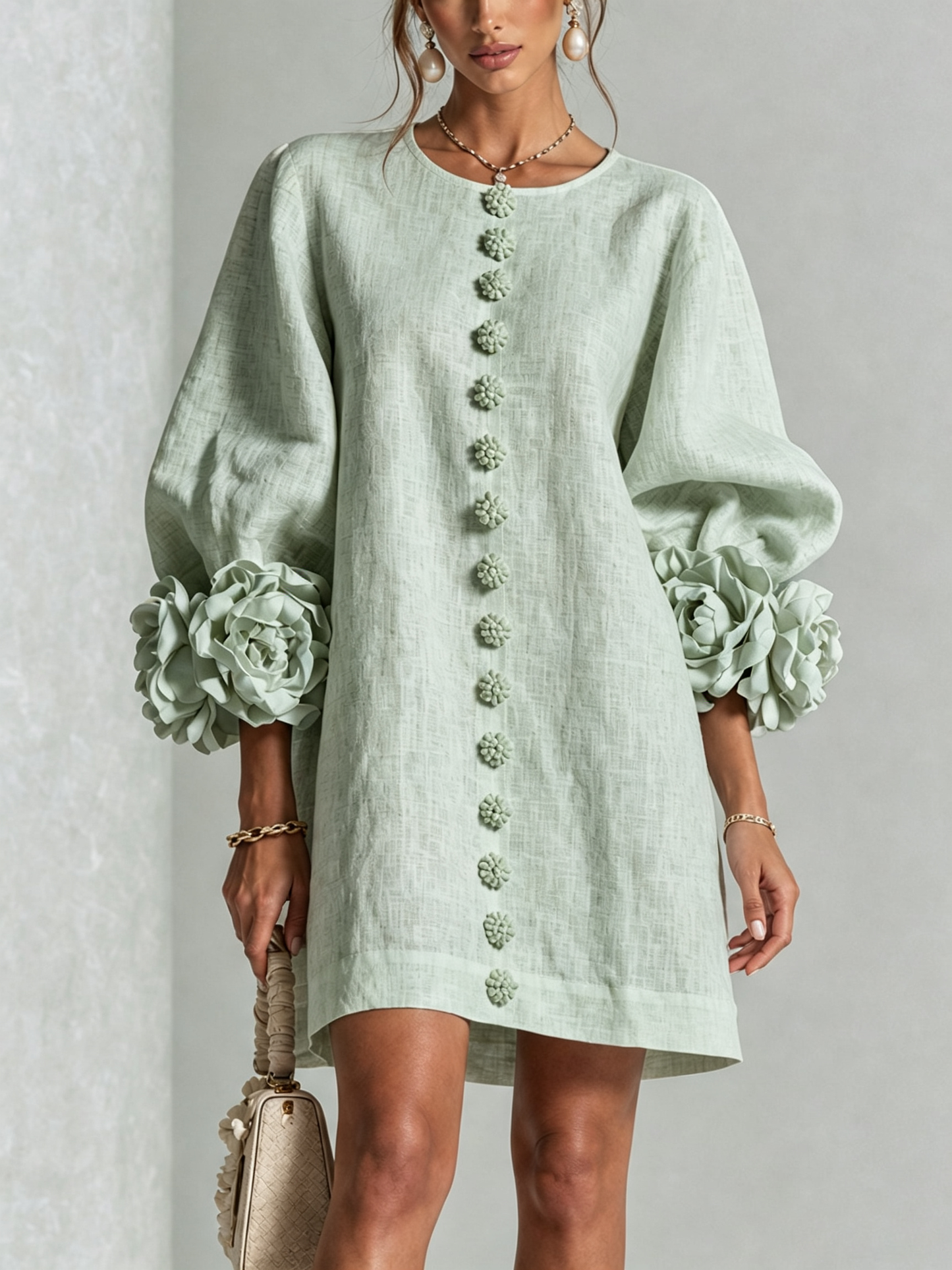 Marguerite - Robe courte boutonnée à imprimé floral blanc et poignets fleuris spectaculaires