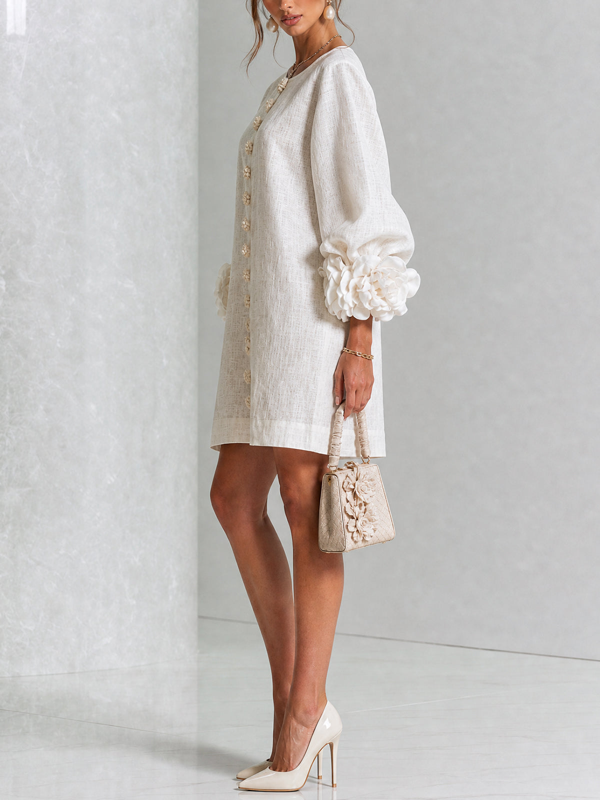 Marguerite - Robe courte boutonnée à imprimé floral blanc et poignets fleuris spectaculaires