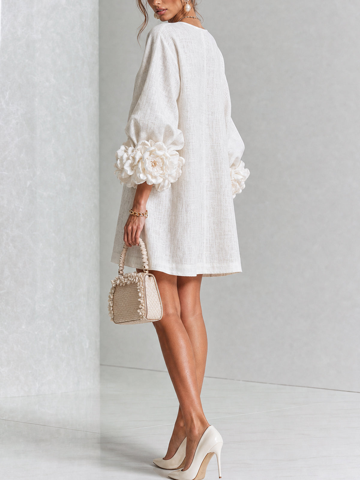 Marguerite - Robe courte boutonnée à imprimé floral blanc et poignets fleuris spectaculaires