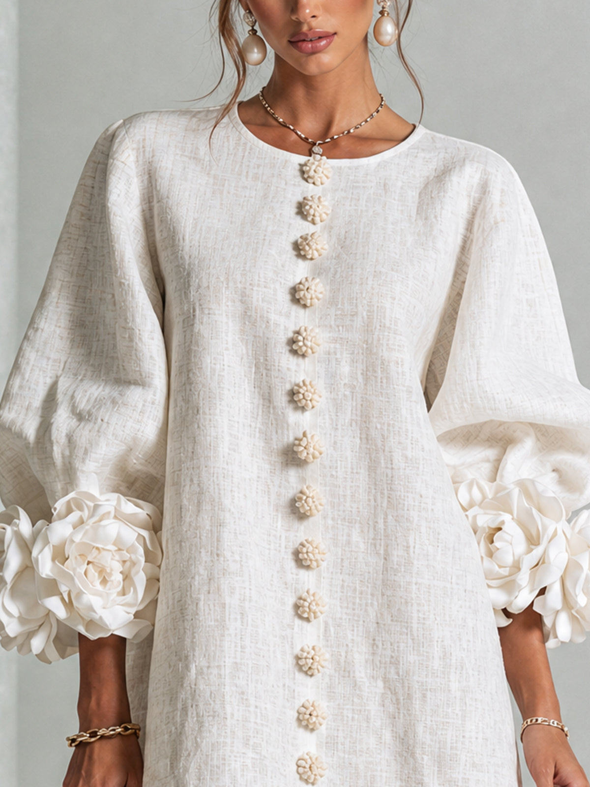 Marguerite - Robe courte boutonnée à imprimé floral blanc et poignets fleuris spectaculaires