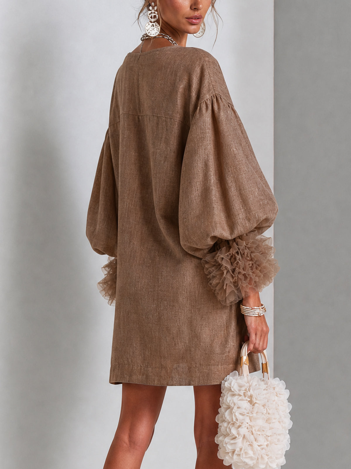 Lucile - Robe courte marron à manches ballon, fermeture éclair devant et manches à volants plissés