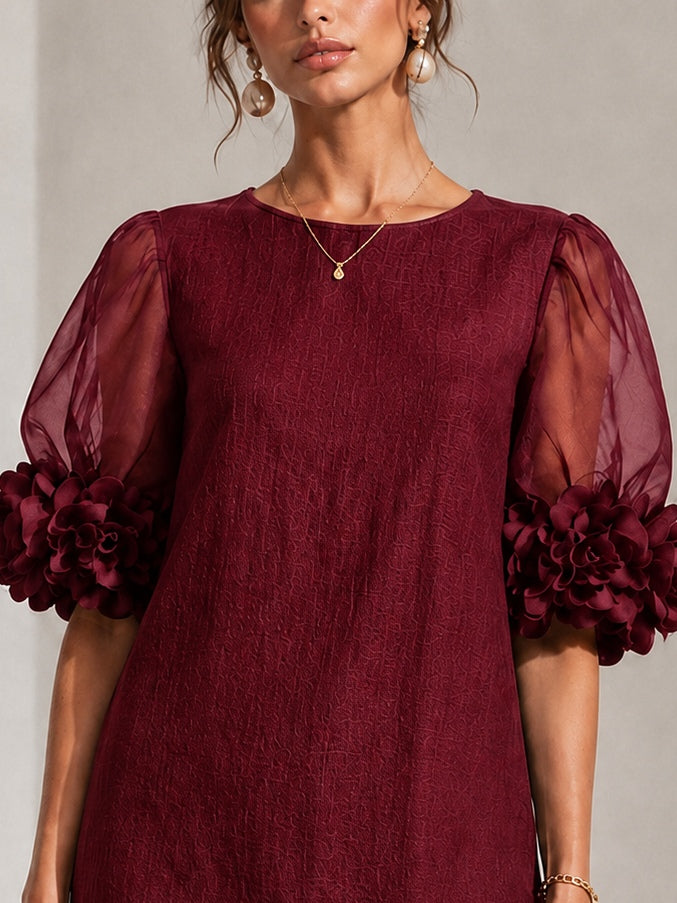 Maryse - Robe courte en organza bourgogne à manches bouffantes et poignets fleuris spectaculaires
