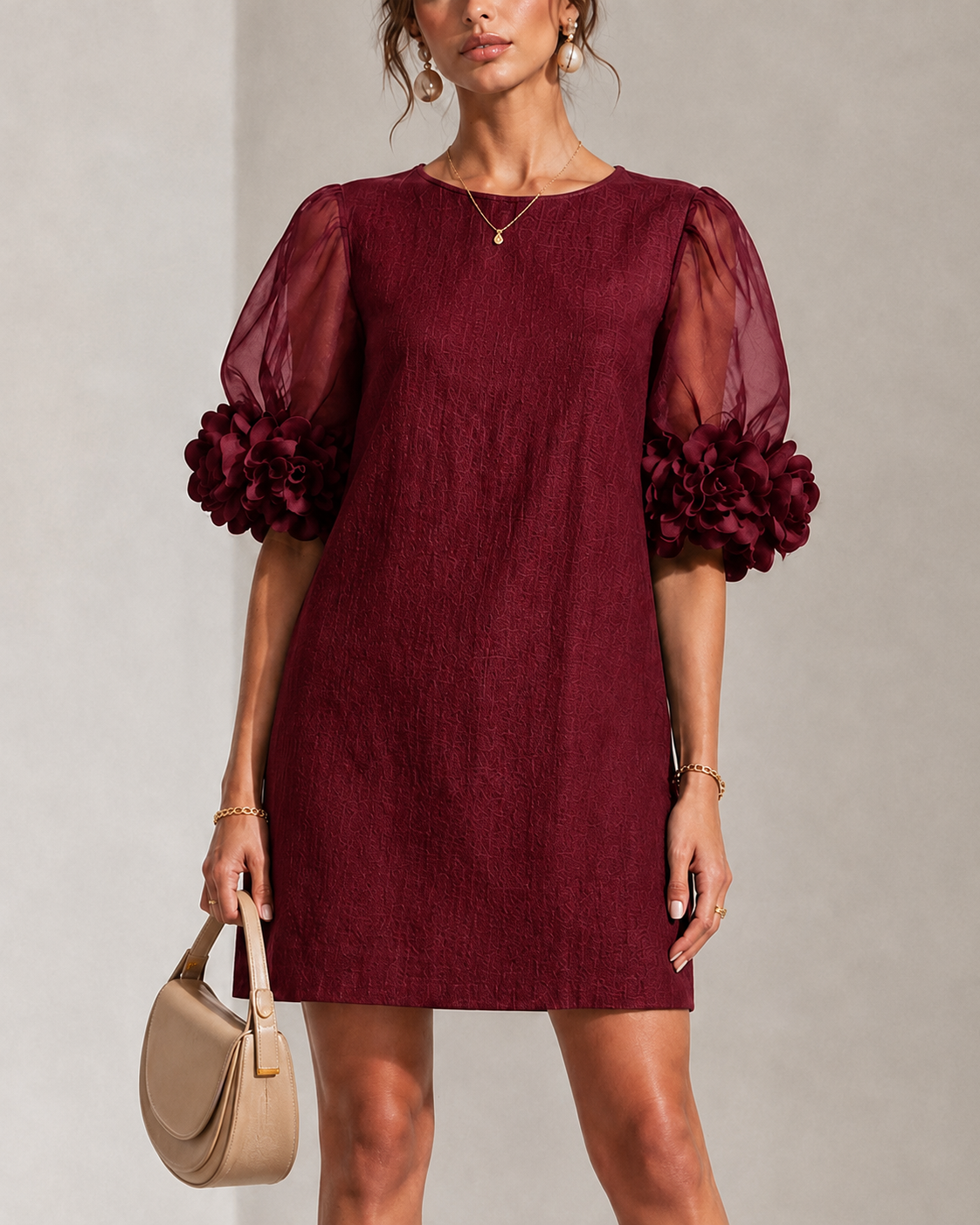 Maryse - Robe courte en organza bourgogne à manches bouffantes et poignets fleuris spectaculaires