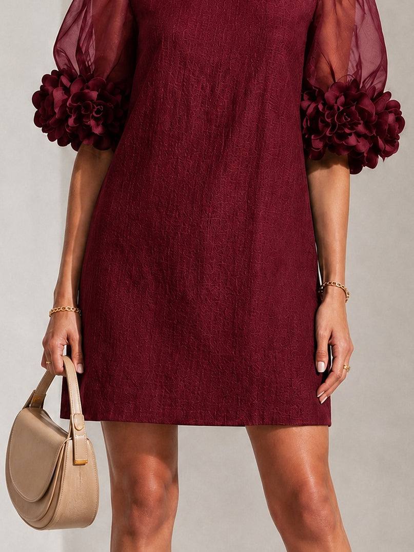 Maryse - Robe courte en organza bourgogne à manches bouffantes et poignets fleuris spectaculaires