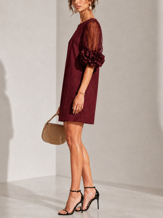 Maryse - Robe courte en organza bourgogne à manches bouffantes et poignets fleuris spectaculaires
