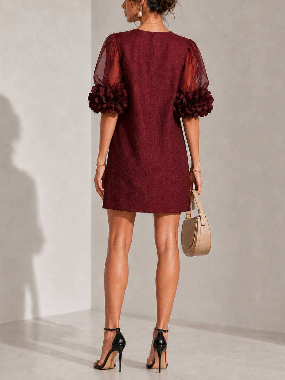 Maryse - Robe courte en organza bourgogne à manches bouffantes et poignets fleuris spectaculaires