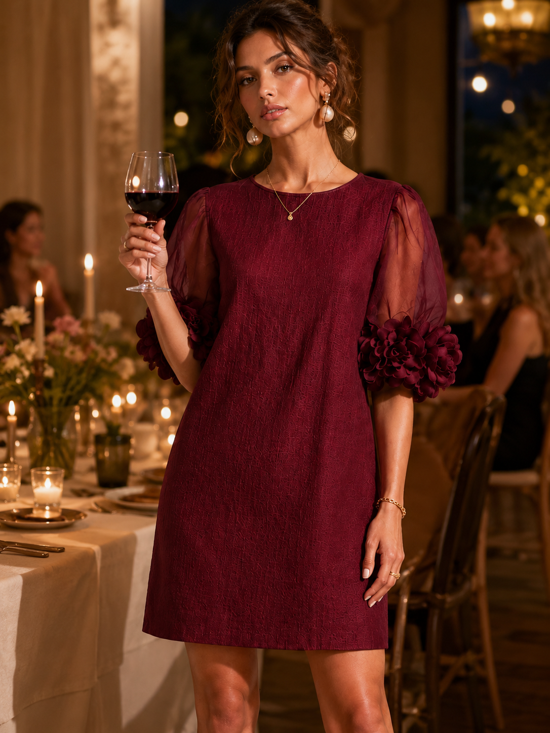 Maryse - Robe courte en organza bourgogne à manches bouffantes et poignets fleuris spectaculaires