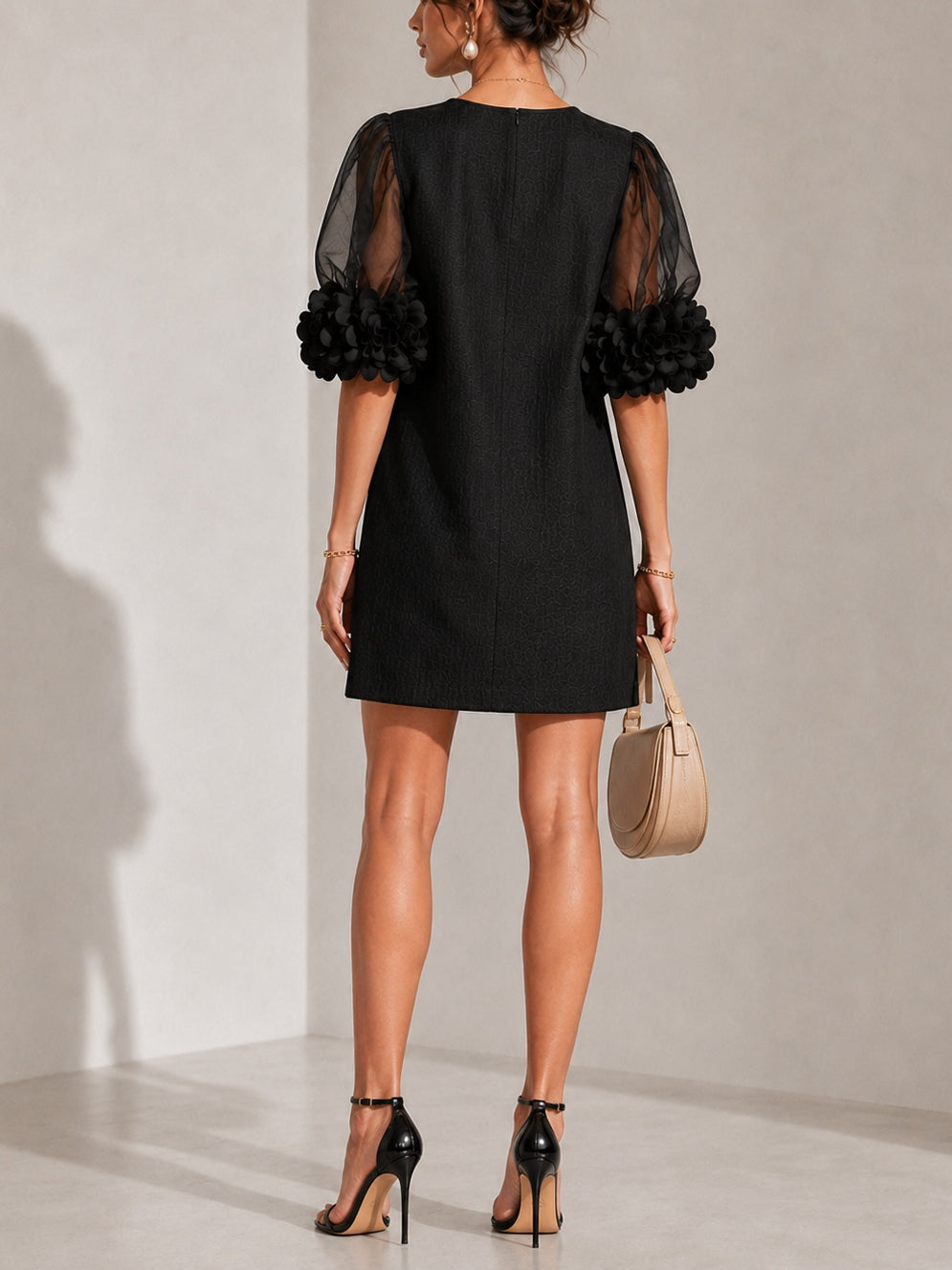 Fabienne - Robe courte en organza noir à manches bouffantes et poignets fleuris spectaculaires