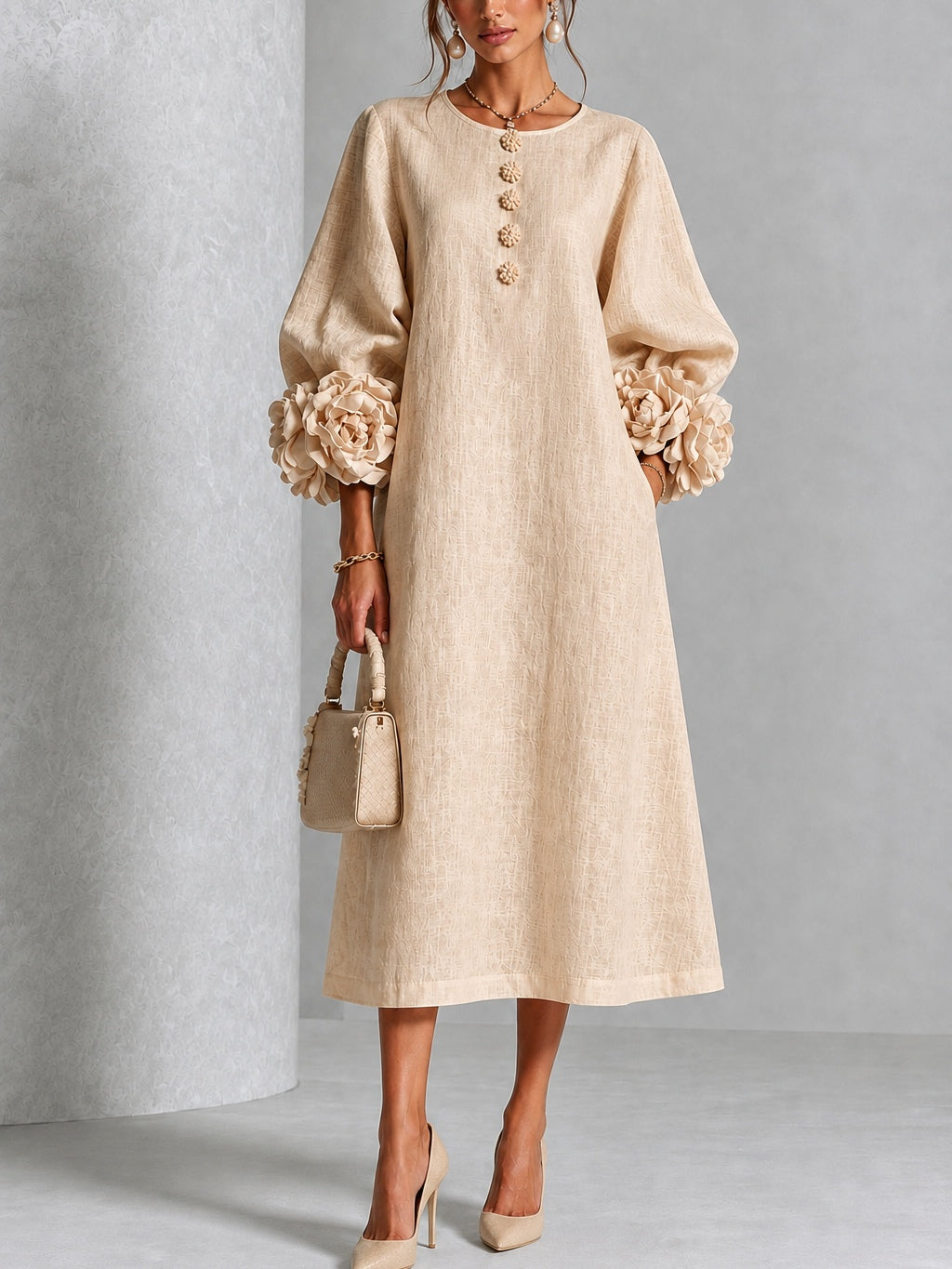 Emmanuelle - Robe mi-longue boutonnée à imprimé floral beige et manches fleuries spectaculaires