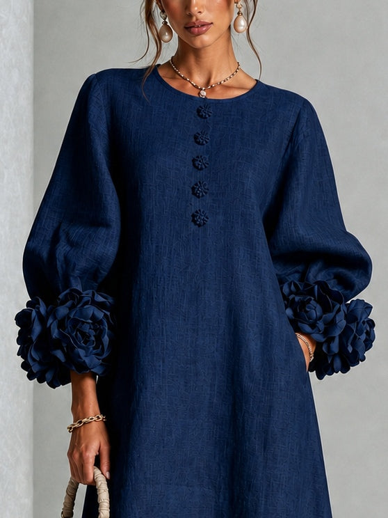 Colombine - Robe mi-longue boutonnée à imprimé floral bleu marine et manches fleuries spectaculaires