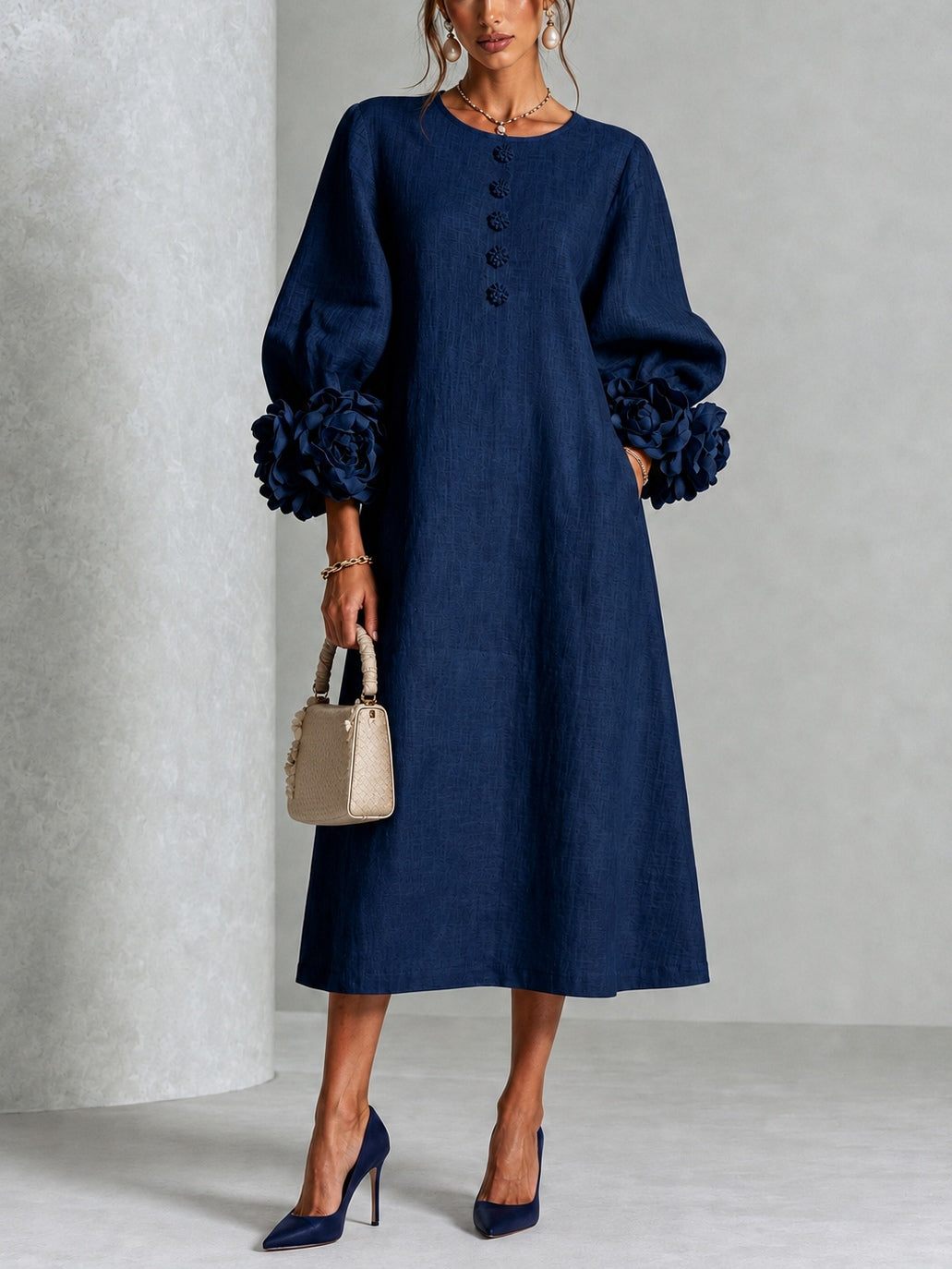 Colombine - Robe mi-longue boutonnée à imprimé floral bleu marine et manches fleuries spectaculaires