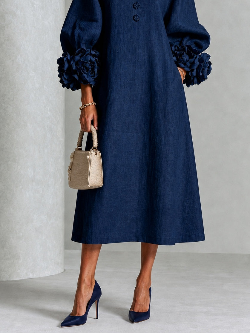 Colombine - Robe mi-longue boutonnée à imprimé floral bleu marine et manches fleuries spectaculaires