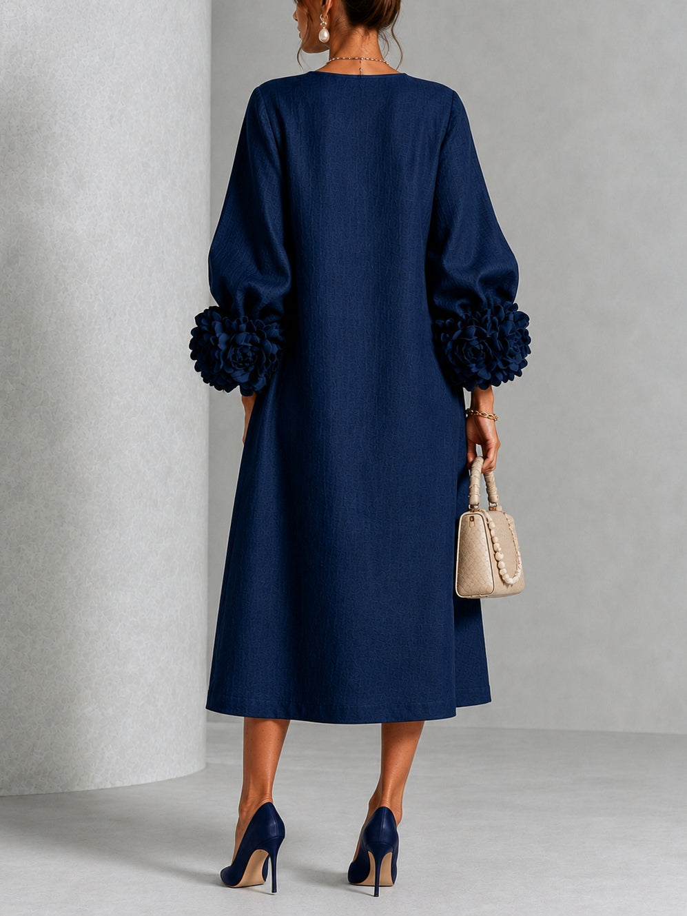 Colombine - Robe mi-longue boutonnée à imprimé floral bleu marine et manches fleuries spectaculaires
