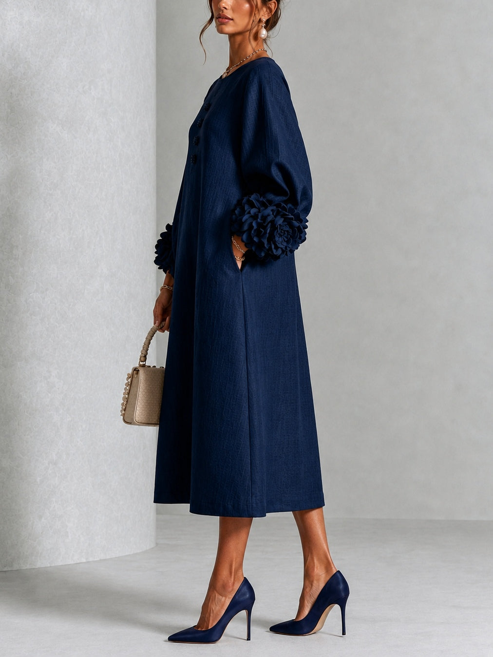 Colombine - Robe mi-longue boutonnée à imprimé floral bleu marine et manches fleuries spectaculaires