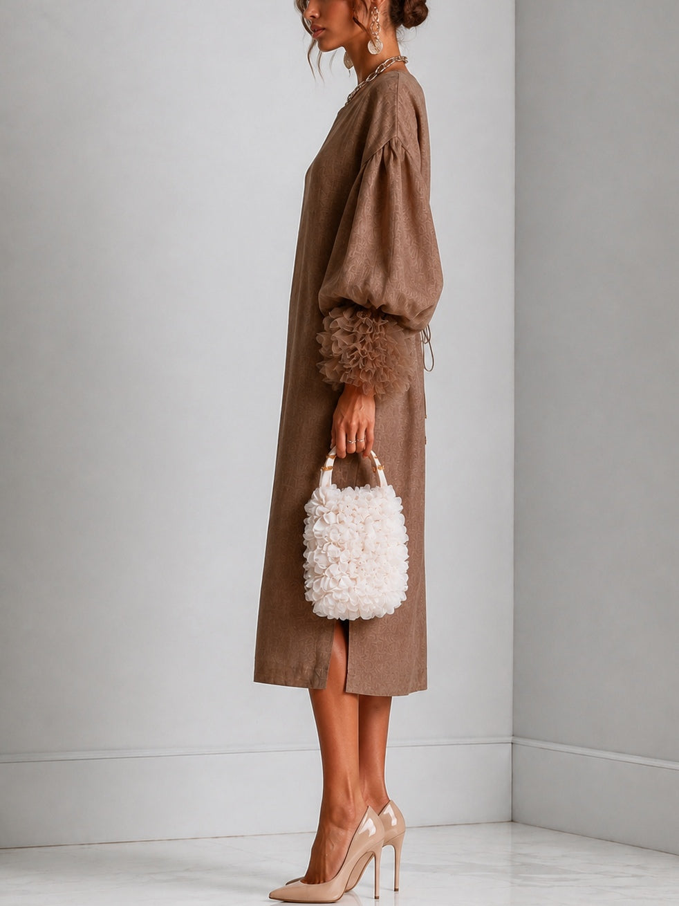 Gaëlle - Robe mi-longue marron à taille ajustable par cordons, manches lanternes et poignets à volants plissés