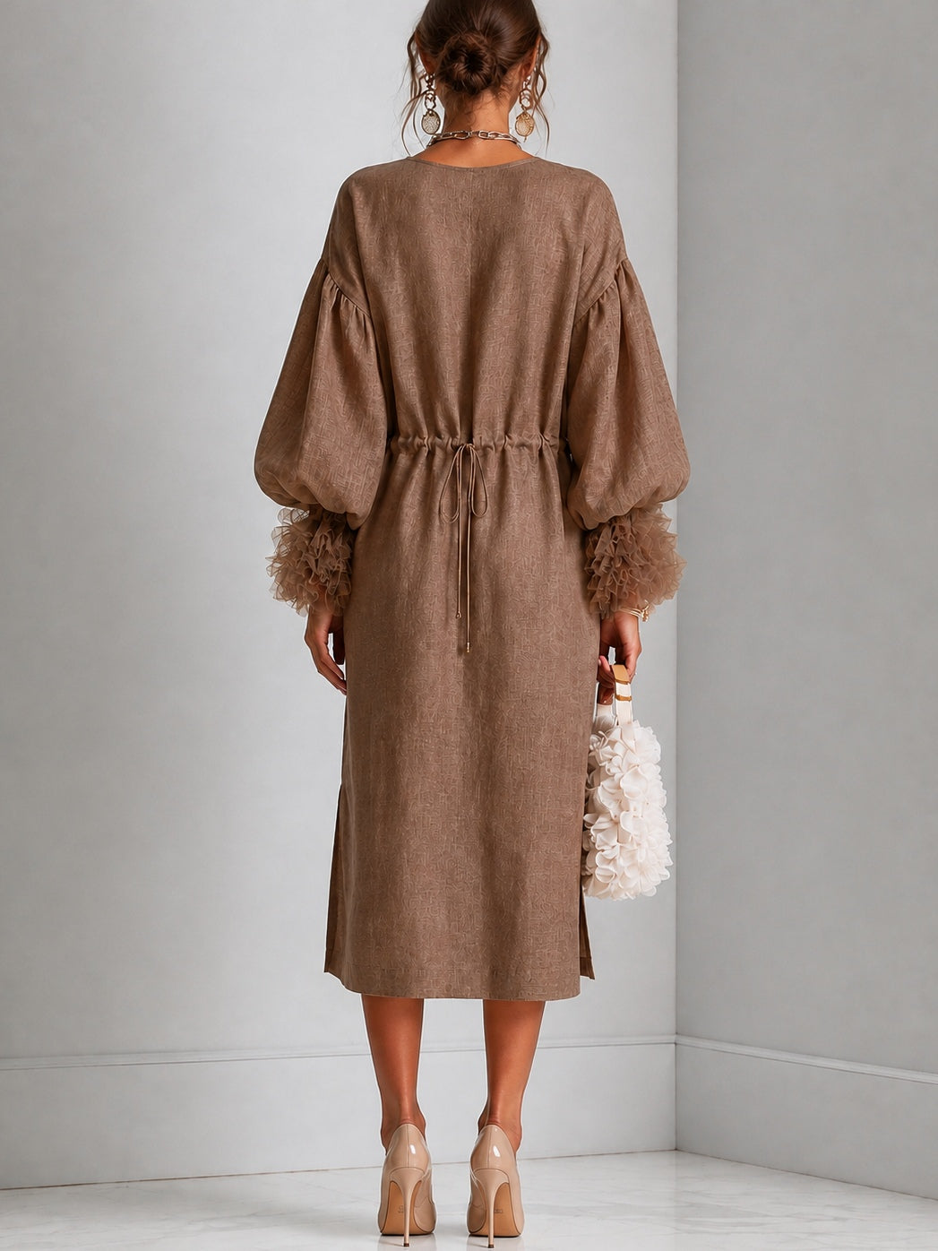 Gaëlle - Robe mi-longue marron à taille ajustable par cordons, manches lanternes et poignets à volants plissés