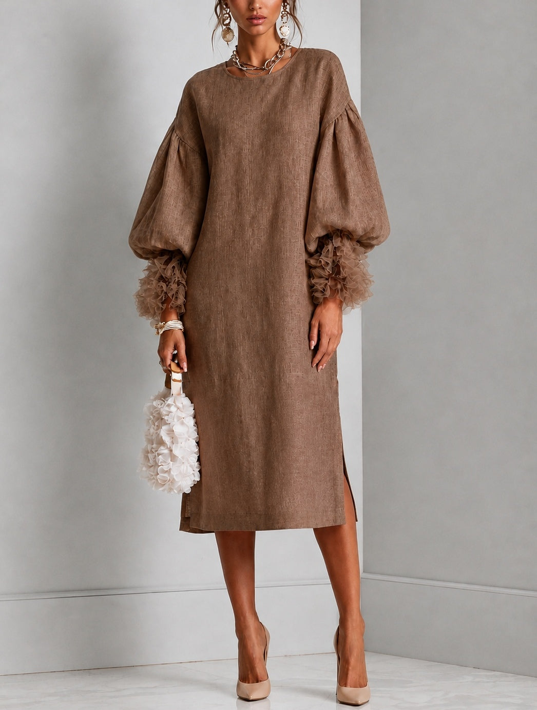 Gaëlle - Robe mi-longue marron à taille ajustable par cordons, manches lanternes et poignets à volants plissés