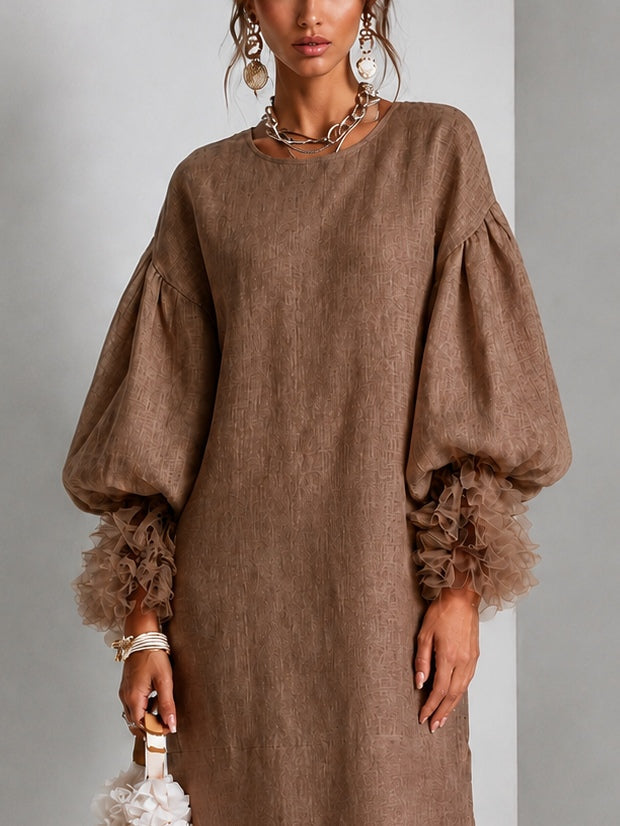Gaëlle - Robe mi-longue marron à taille ajustable par cordons, manches lanternes et poignets à volants plissés