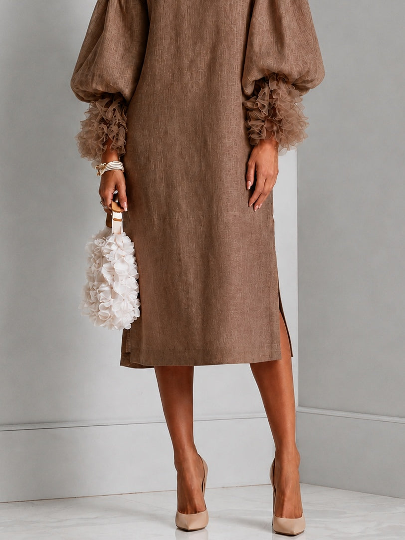 Gaëlle - Robe mi-longue marron à taille ajustable par cordons, manches lanternes et poignets à volants plissés